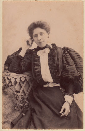 برند لانوین-جین لانوین در سال 1900 میلادی
