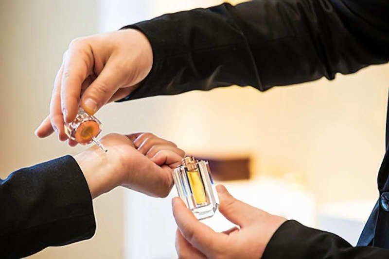بهترین روش عطر زدن